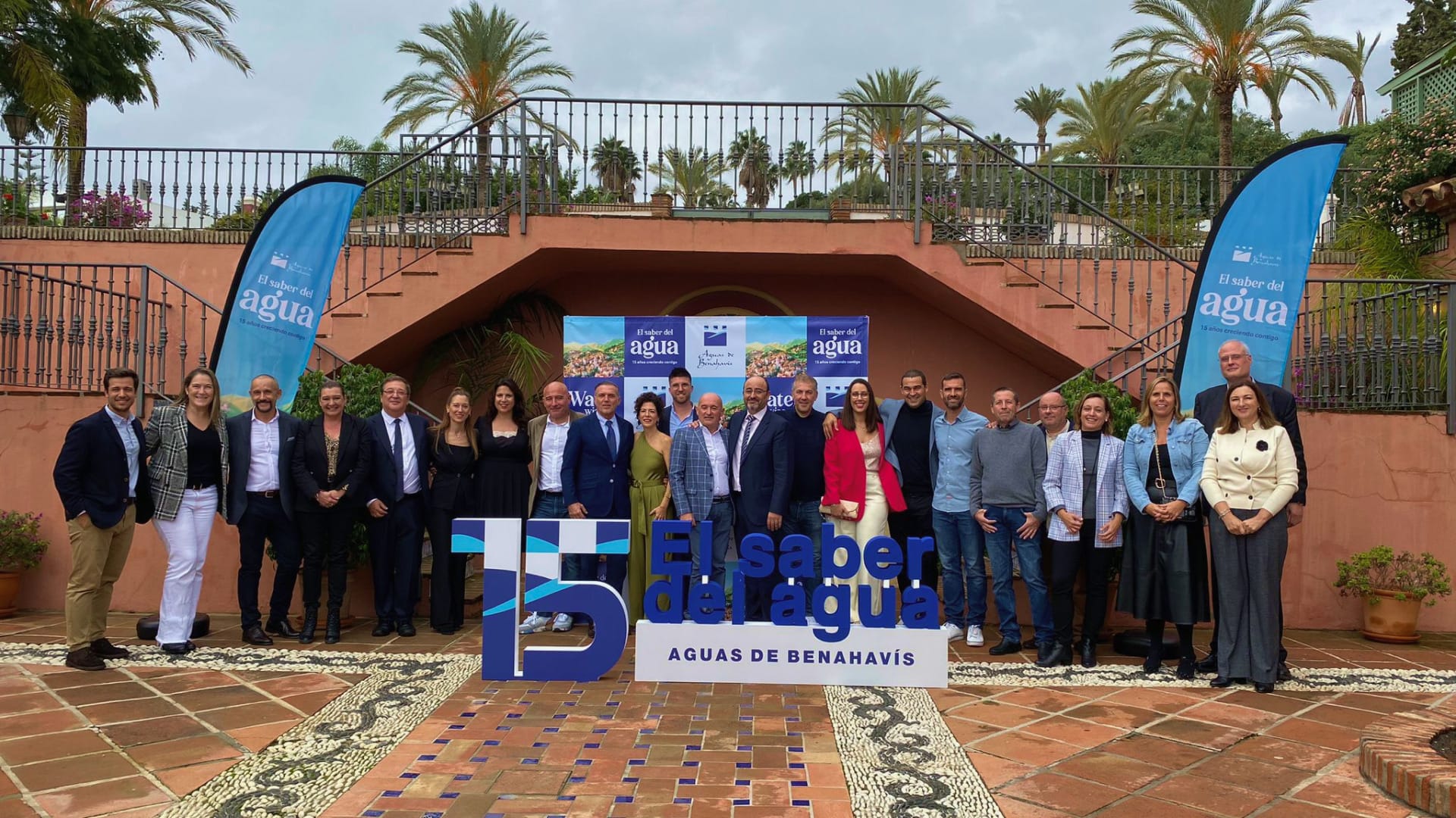 Mockup de marca Aguas de Benahavís en entorno urbano