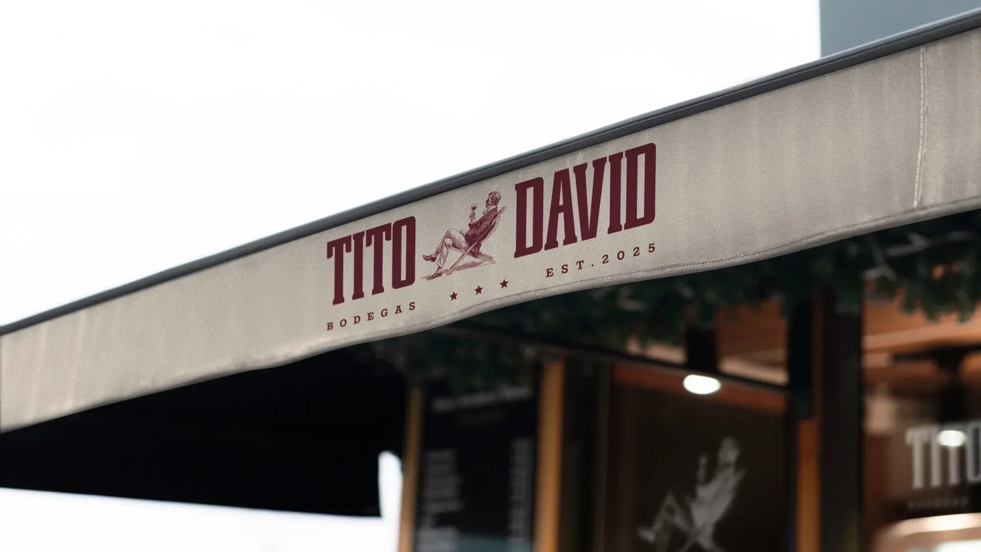 Tito David Bodegas - Detalle de etiqueta y marca en botella